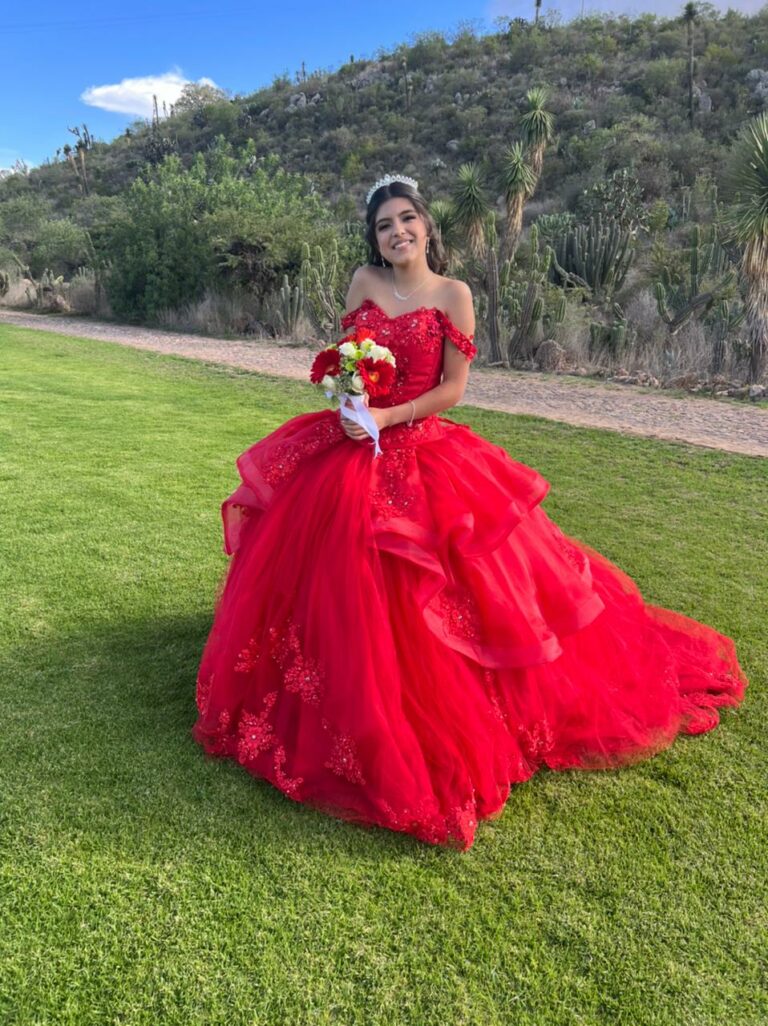 Vestido de XV talla 4 color rojo escote en v