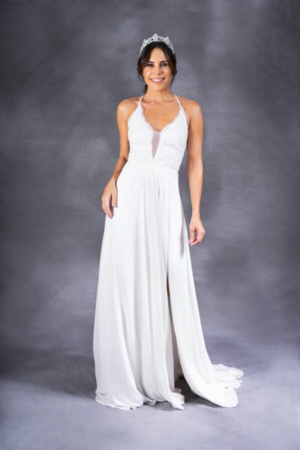 Vestido de novia corte recto, blanco, con cintas que se ajustan en la parte trasera, sin manga e ideal para la playa. Talla 2
