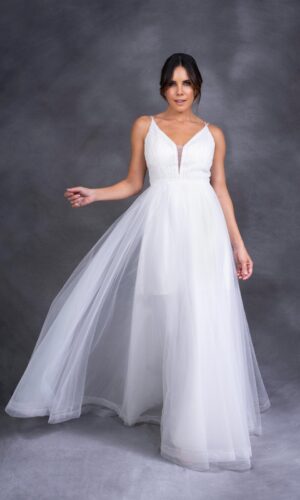 Vestido de novia blanco corte recto escote profundo sin manga y pedrería en corset. Talla 6