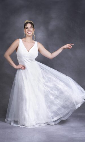 Vestido de novia blanco sin manga tela brillosa corte princesa y espalda con cierre. Talla 14