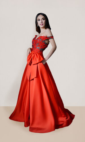 Vestido largo corte de princesa talla 4 color rojo con azul con escote de corazón