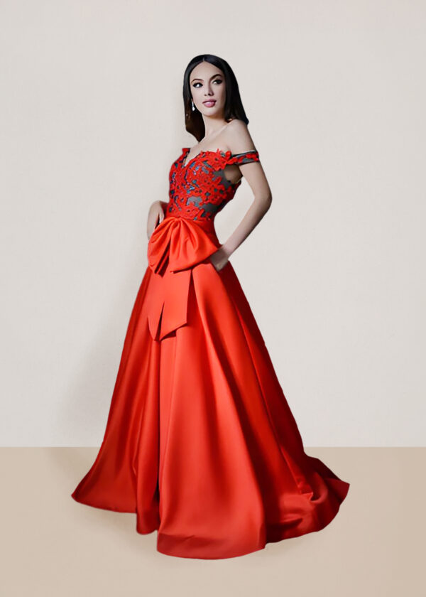 Vestido largo corte de princesa talla 4 color rojo con azul con escote de corazón