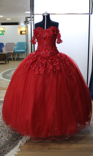 Vestido de XV talla 6 color rojo con mangas cortas