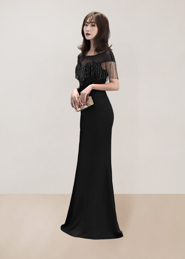 Vestido largo de noche talla 6 color negro con escote redondo detalles en pecho y hombros