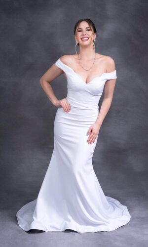 Vestido de novia blanco, corte sirena, hombros descubiertos y cauda en acabado liso. Talla 4 y 10