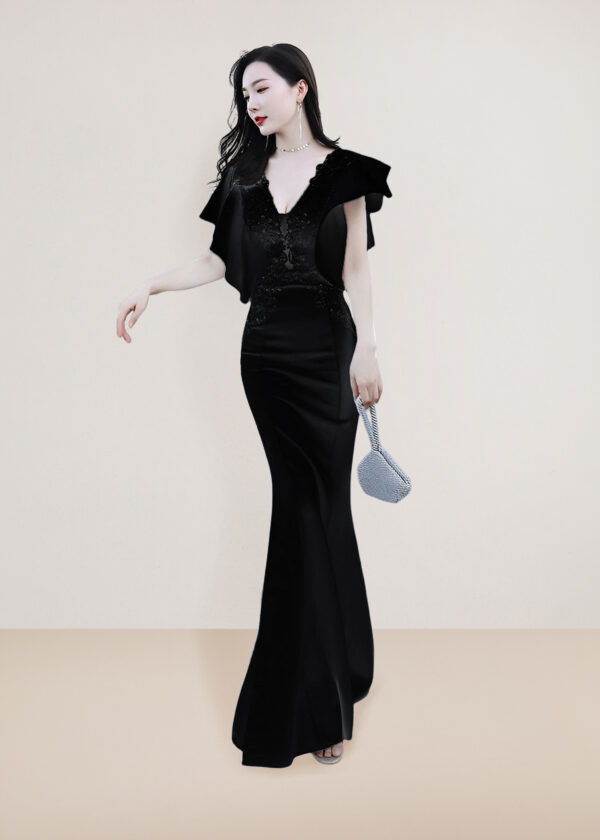 Vestido largo color negro talla 14 con manga corta en olanes