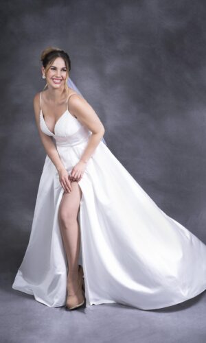 Vestido de novia ivory, largo, sin mangas, con cuello de pico y abertura en pierna. Talla 12