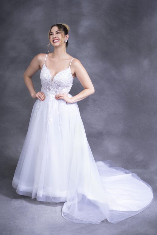 Vestido de novia blanco con tirantes, encaje y flores en 3D. Talla 8 y 10