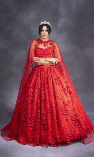 Vestido de xv años rojo con cinta ajustable en la espalda capa y detalles en todo el vestido strapless. Talla 6