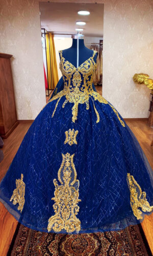 Vestido de xv años azul rey con tirantes cinta ajustable en la espalda y detalles bordados dorados. Talla 8