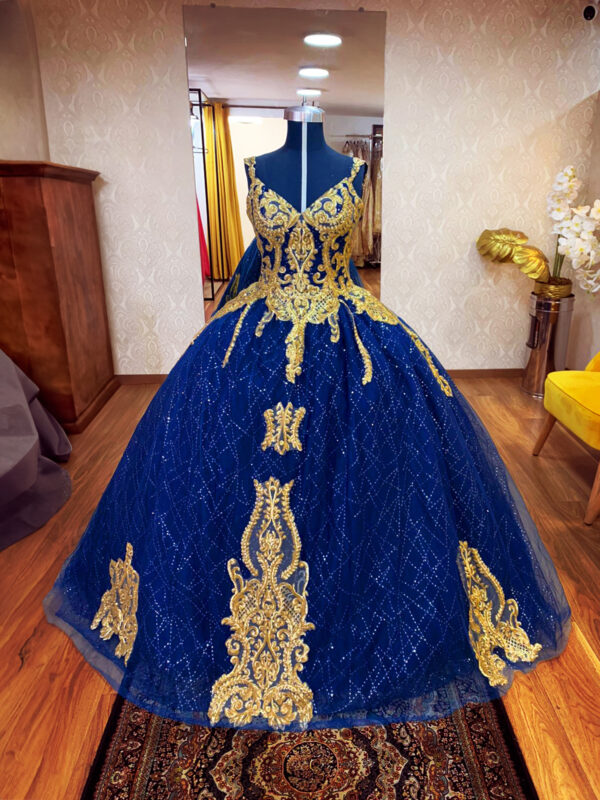 Vestido de xv años azul rey con tirantes cinta ajustable en la espalda y detalles bordados dorados. Talla 8
