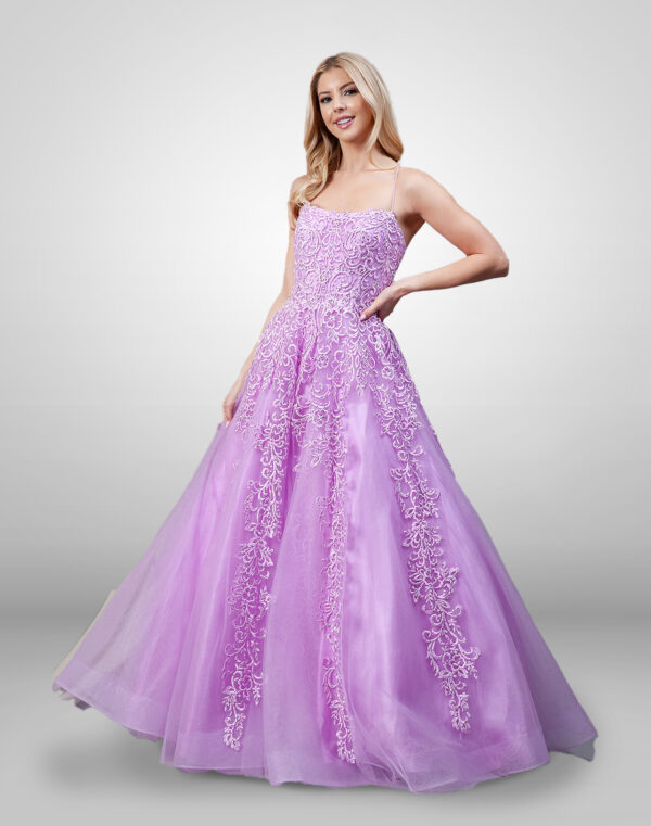 Vestido de noche color lila largo espalda descubierta cordón ajustable y detalles en falda y torso talla 8
