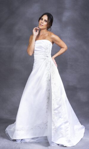 Vestido de novia blanco perla, strapless, con tul y malla que le dan volumen a la falda. Talla 6