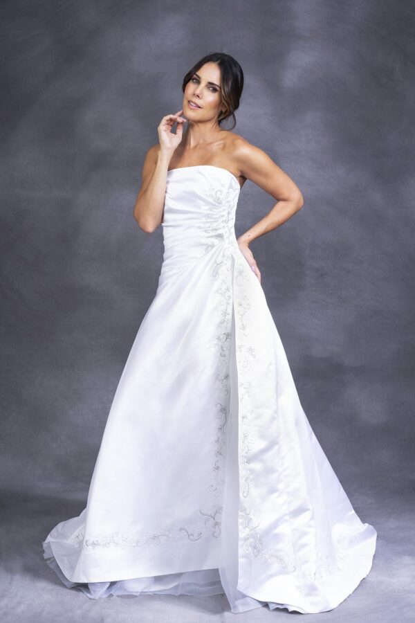 Vestido de novia blanco perla, strapless, con tul y malla que le dan volumen a la falda. Talla 6