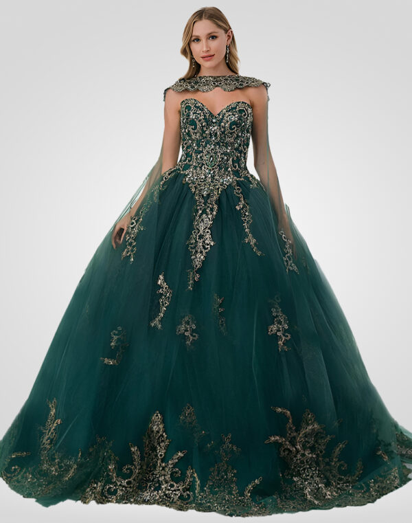 Vestido de xv años verde esmeralda con capa hombros descubiertos y detalles en corset. Talla 6