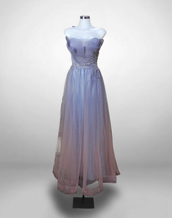 Vestido de noche largo lila strapless escote plisado tela brillante detalle lateral de pedrería cinta ajustable en la espalda talla 18