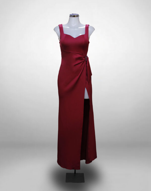 Vestido de noche largo rojo talla 10 detalle fruncido abertura en pierna escote corazón con tirantes