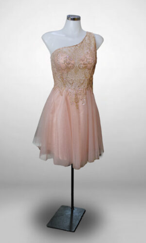 Vestido de noche corto rosa escote asimétrico cierre en la espalda detalles en dorado tela brillante talla 16