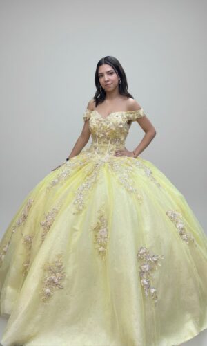 Vestido de XV años, color amarillo, corte princesa, manga off shoulder, talla 4