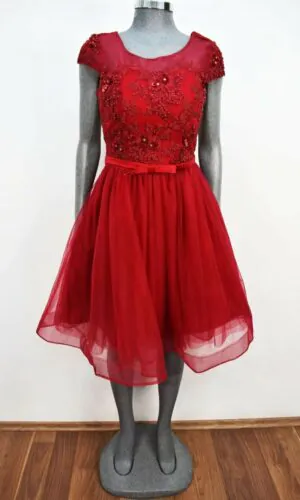 Vestido corto talla 6 color rojo de manga corta y cuello redondo