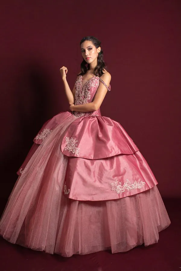 Vestido de xv años rosa mauve escote en v con tirantes detalles en corsé y falda cinta ajustable en la espalda talla 6