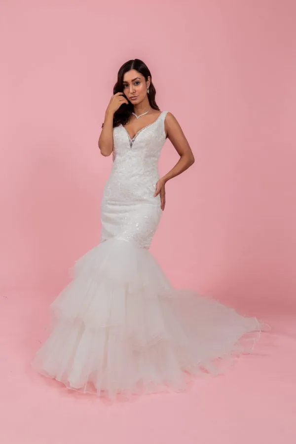 Vestido de novia blanco con cola de sirena tirantes y aplicaciones en corset. Talla 6