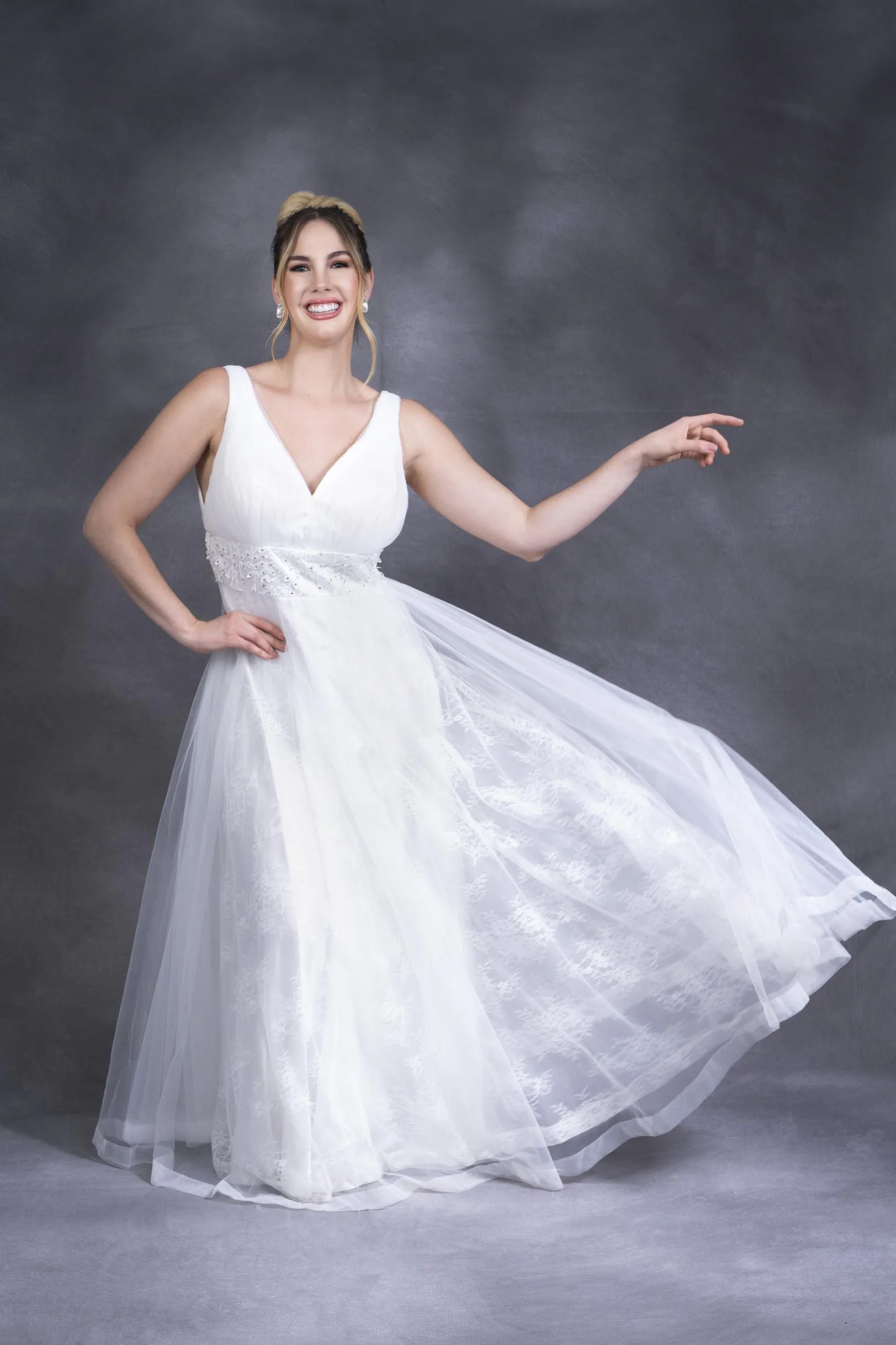 Vestido de novia blanco sin manga tela brillosa corte princesa y espalda con cierre. Talla 14