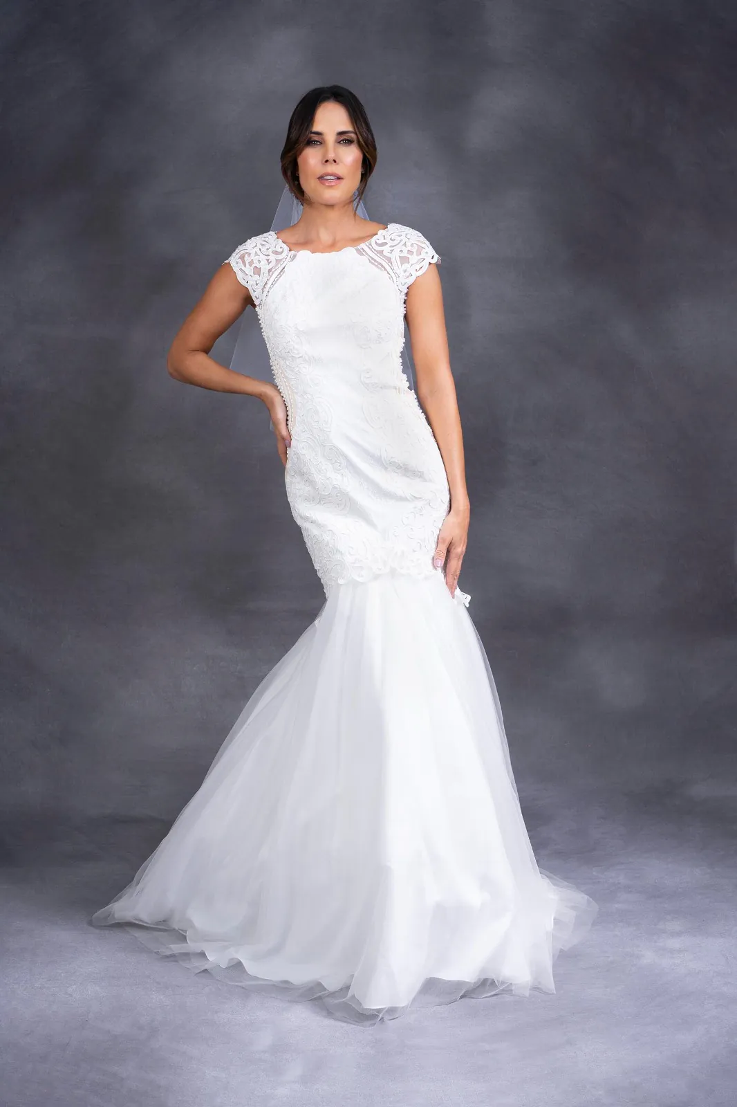 Vestido de novia blanco sin manga corte sirena con cierre en espalda y encaje. Talla 8