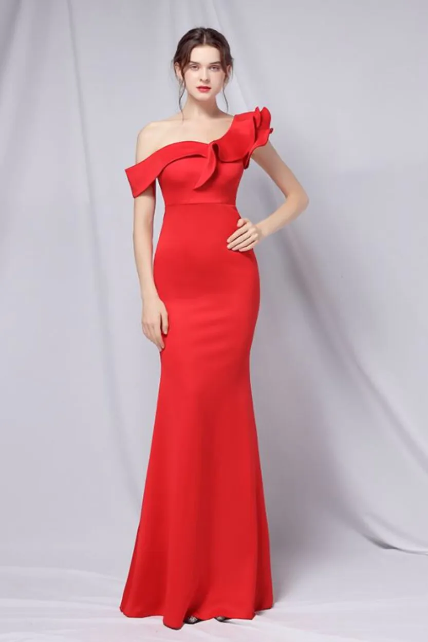Vestido de noche largo rojo olanes en hombros corte sirena cierre en la espalda talla 10