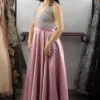 Vestido largo de noche talla 10 color rosa con pedrería en torso y espalda descubierta con cierre