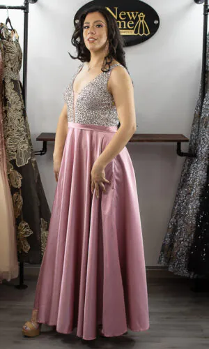 Vestido largo de noche talla 10 color rosa con pedrería en torso y espalda descubierta con cierre