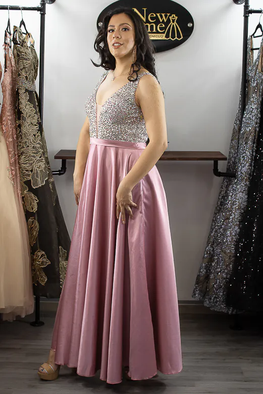 Vestido largo de noche talla 10 color rosa con pedrería en torso y espalda descubierta con cierre