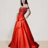 Vestido largo de noche largo talla 4 color rojo off shoulder pedrería y aplicación de flores en torso con moño y bolsillos en falda