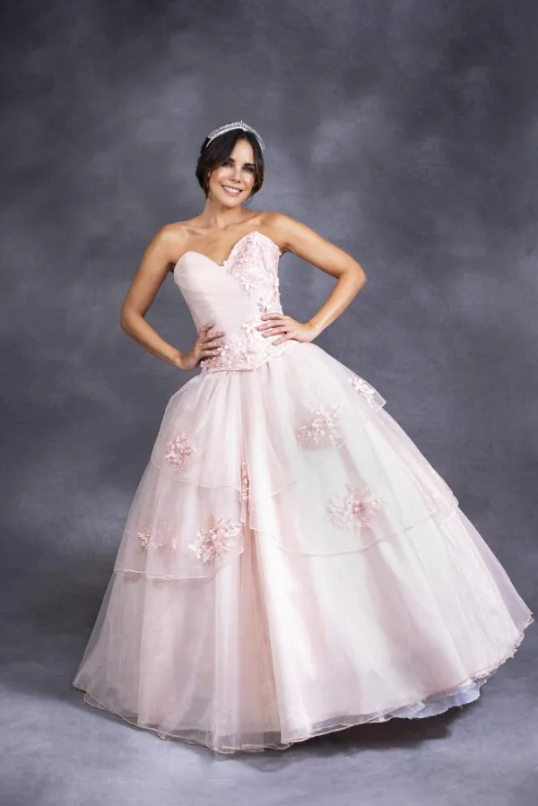 Vestido de xv años rosa flores en corsé y falda en capas cordón ajustable en la espalda talla 6
