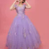 Vestido de XV talla 6 color lila de manga corta y escote en V triple tirante detalles florales cinta ajustable en espalda