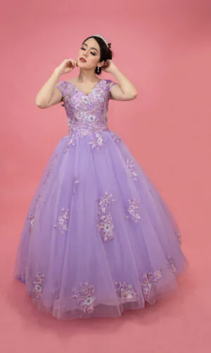Vestido de XV talla 6 color lila de manga corta y escote en V