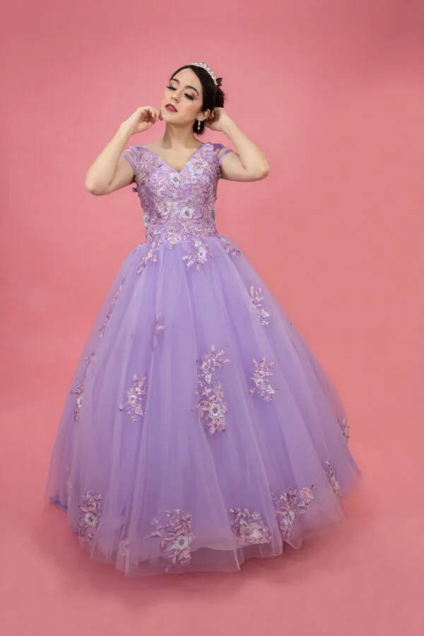 Vestido de XV talla 6 color lila de manga corta y escote en V triple tirante detalles florales cinta ajustable en espalda