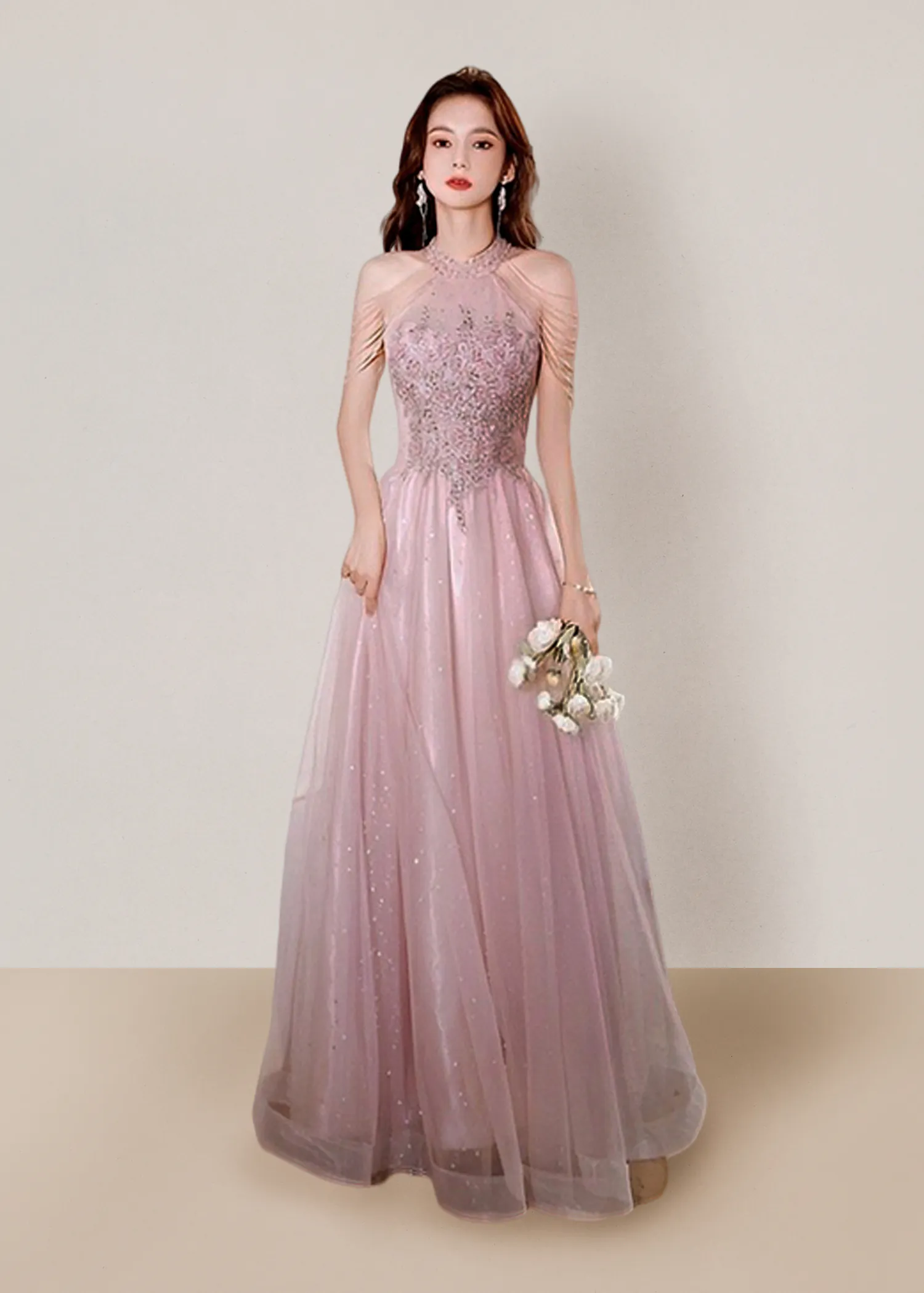 Vestido de noche largo talla 8 color rosa de cuello halter detalles en torso y aplicaciones en hombros