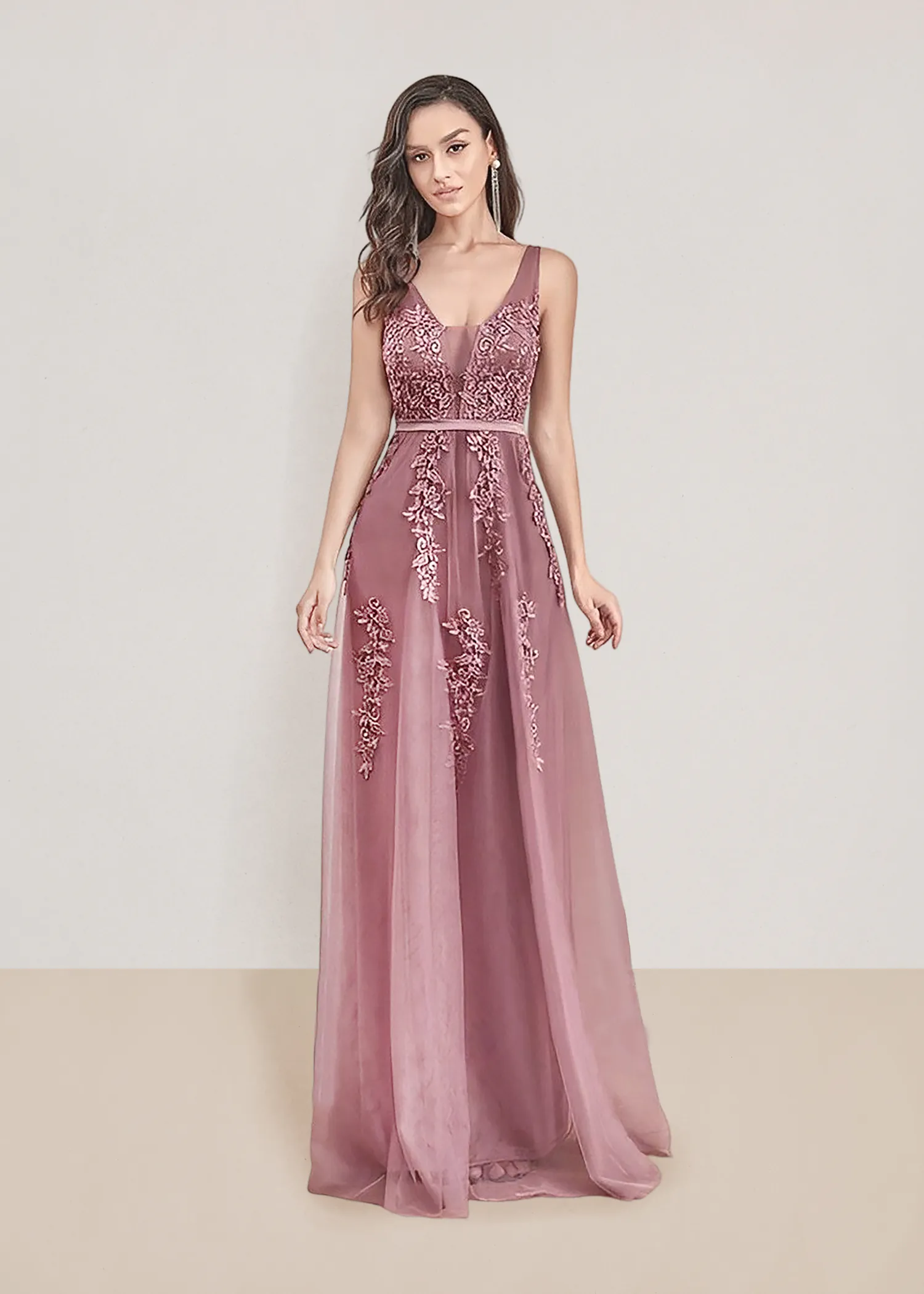 Vestido de noche largo talla 8 color morado detalles florales en torso y falda escote recto