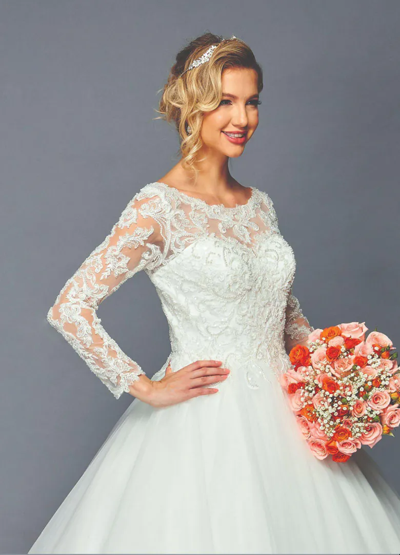 Vestido de novia blanco largo, con encaje en hombros y manga larga.