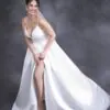 Vestido de novia ivory, largo, sin mangas, con cuello de pico y abertura en pierna. Talla 12
