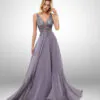 Vestido de noche largo color morado escote en v sin mangas detalles florales en torso espalda descubierta vaporoso talla 12