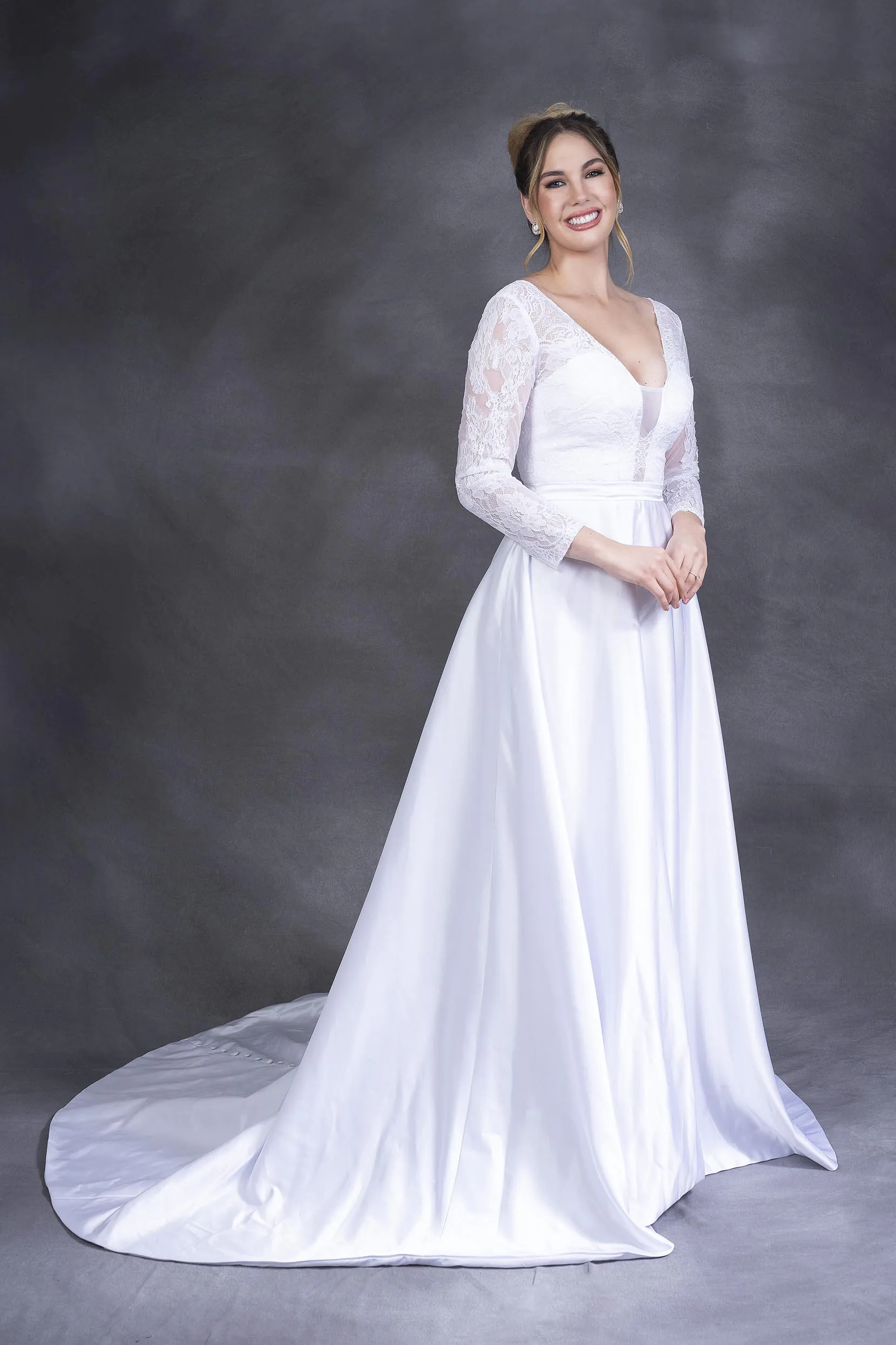 Vestido de novia blanco, manga larga, con bolsillos, escote en v y espalda descubierta. Talla 8