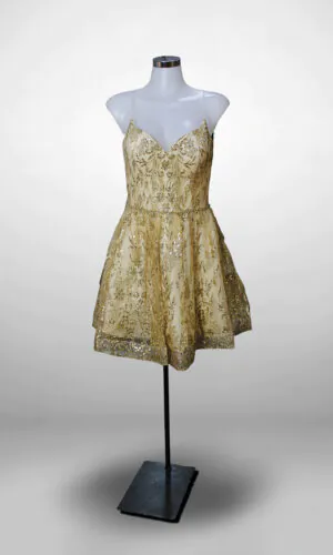 Vestido de noche corto color dorado tirantes cinta ajustable en la espalda escote corazón talla 16