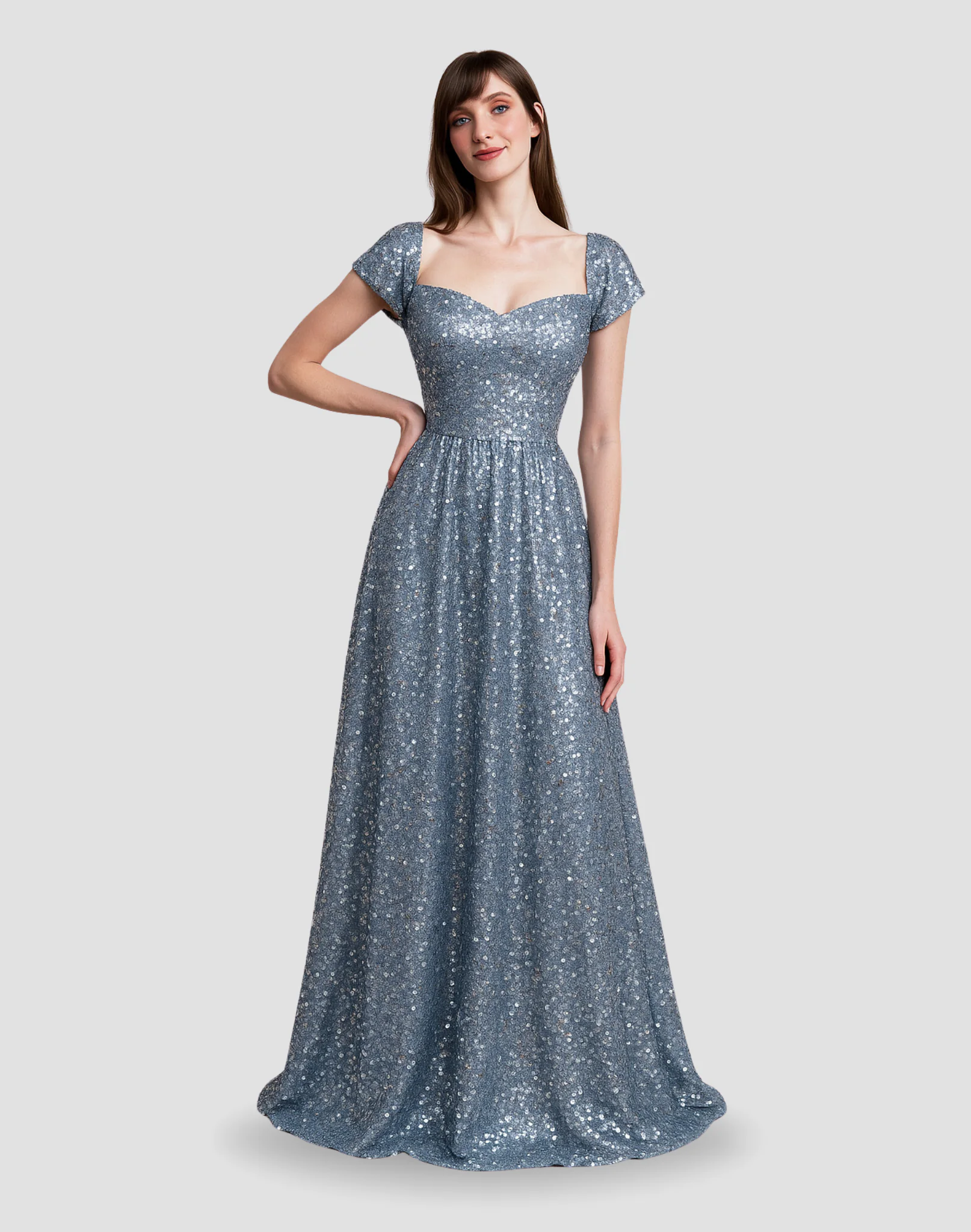 Vestido de noche, color plata, manga corta, ribete con fruncido bajo, con lentejuelas, talla 26