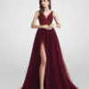 Vestido de noche largo color vino escote en v detalles en torso abertura en pierna y cinta ajustable en la espalda talla 4