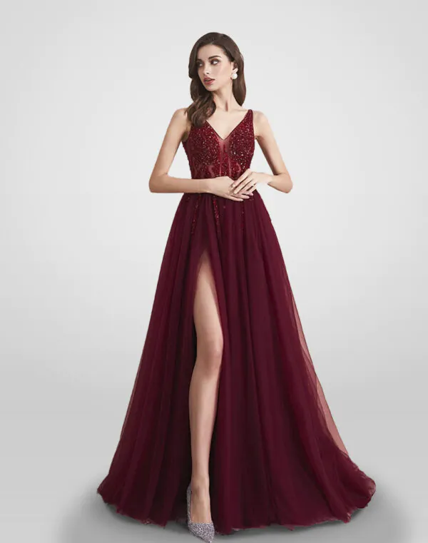 Vestido de noche largo color vino escote en v detalles en torso abertura en pierna y cinta ajustable en la espalda talla 4