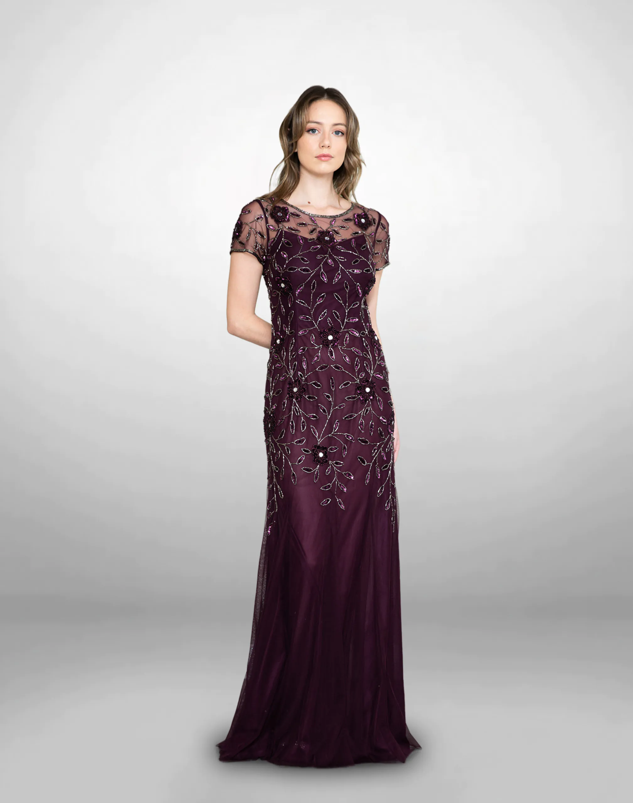 Vestido de noche talla 8, berenjena de manga corta con tul transparente y bordado de pedrería floral