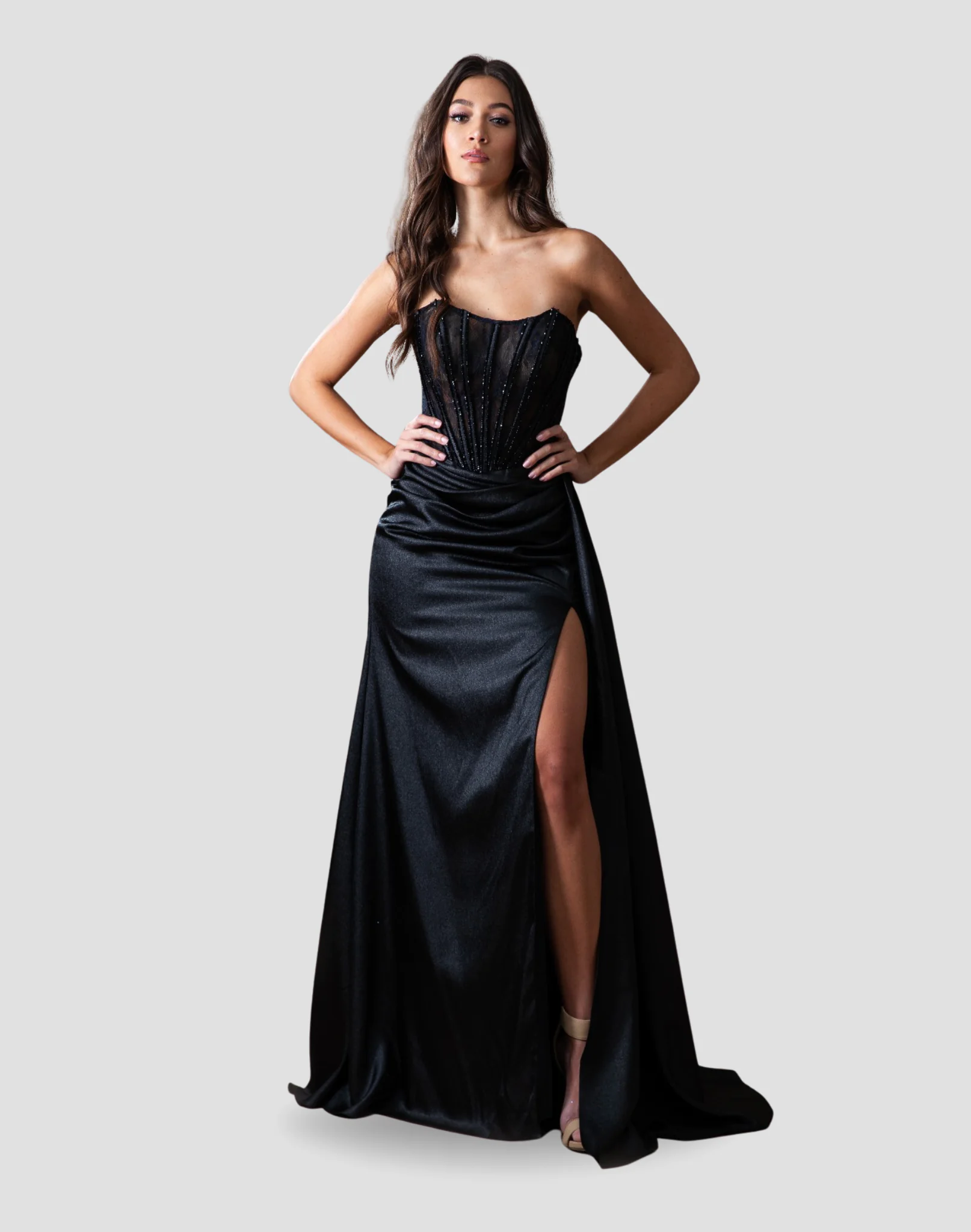 Vestido de noche talla 8, negro satinado strapless con corsé estructurado, abertura en pierna y cola
